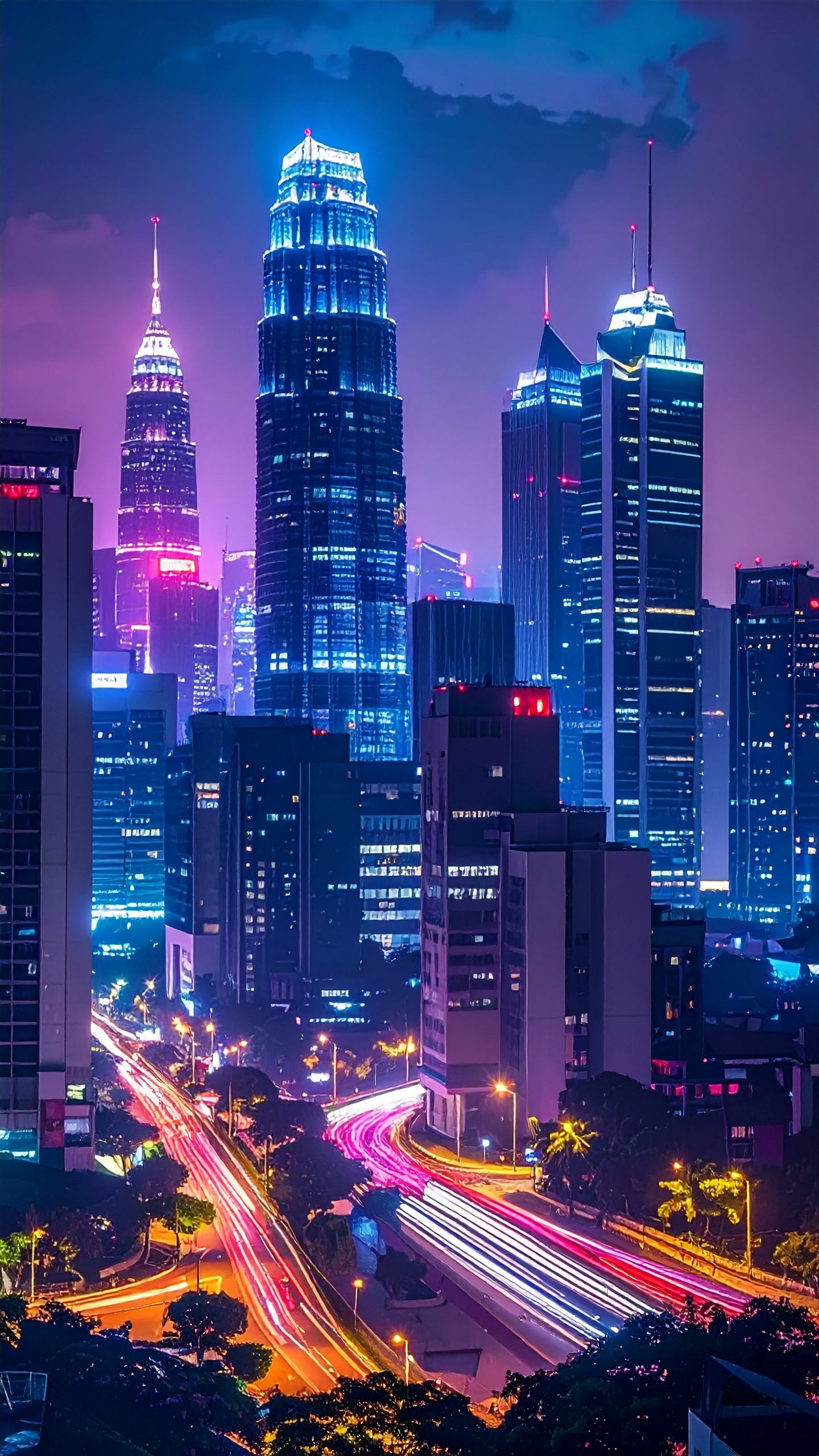 Horizonte urbano iluminado à noite com arranha-céus e luzes vibrantes. Essa cena captura a energia e dinamismo de uma cidade moderna, ideal para ambientes urbanos. Os prédios altos, com suas luzes azuis e roxas, contrastam com o céu escuro, criando um efeito visual impressionante. Perfeito para ambientes de decoração contemporânea ou temas de tecnologia. A imagem oferece uma sensação de modernidade e inovação, destacando o desenvolvimento urbano.