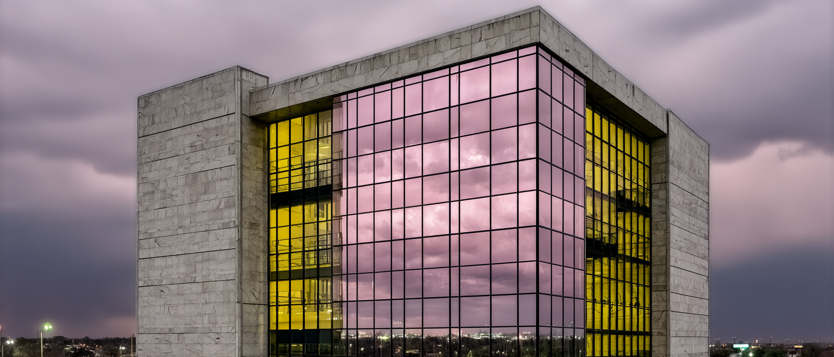 Edifício moderno com fachada de vidro rosa e amarelo, céu nublado em tons lilás, estrutura geométrica, linhas retas e texturas de mármore, iluminação suave.