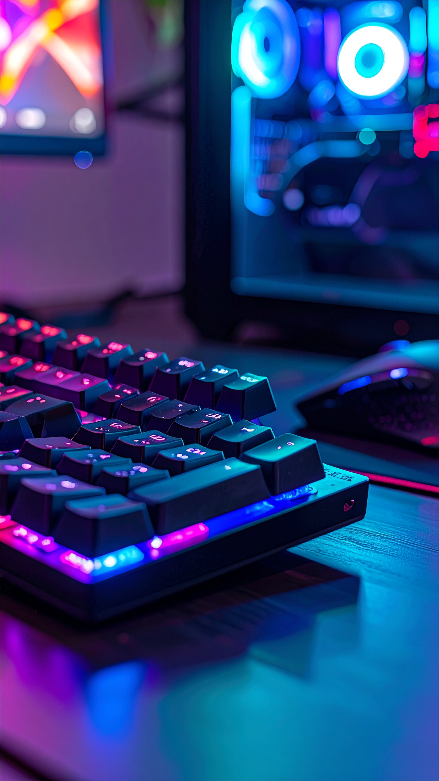 Teclado mecânico iluminado com luzes RGB, exibindo uma paleta de cores vibrantes em tons de azul, roxo e rosa. O fundo mostra um gabinete de computador com ventoinhas iluminadas, destacando uma atmosfera de tecnologia moderna e design futurista. A composição é clara, com foco nítido nos detalhes do teclado e iluminação que cria uma sensação imersiva e envolvente.