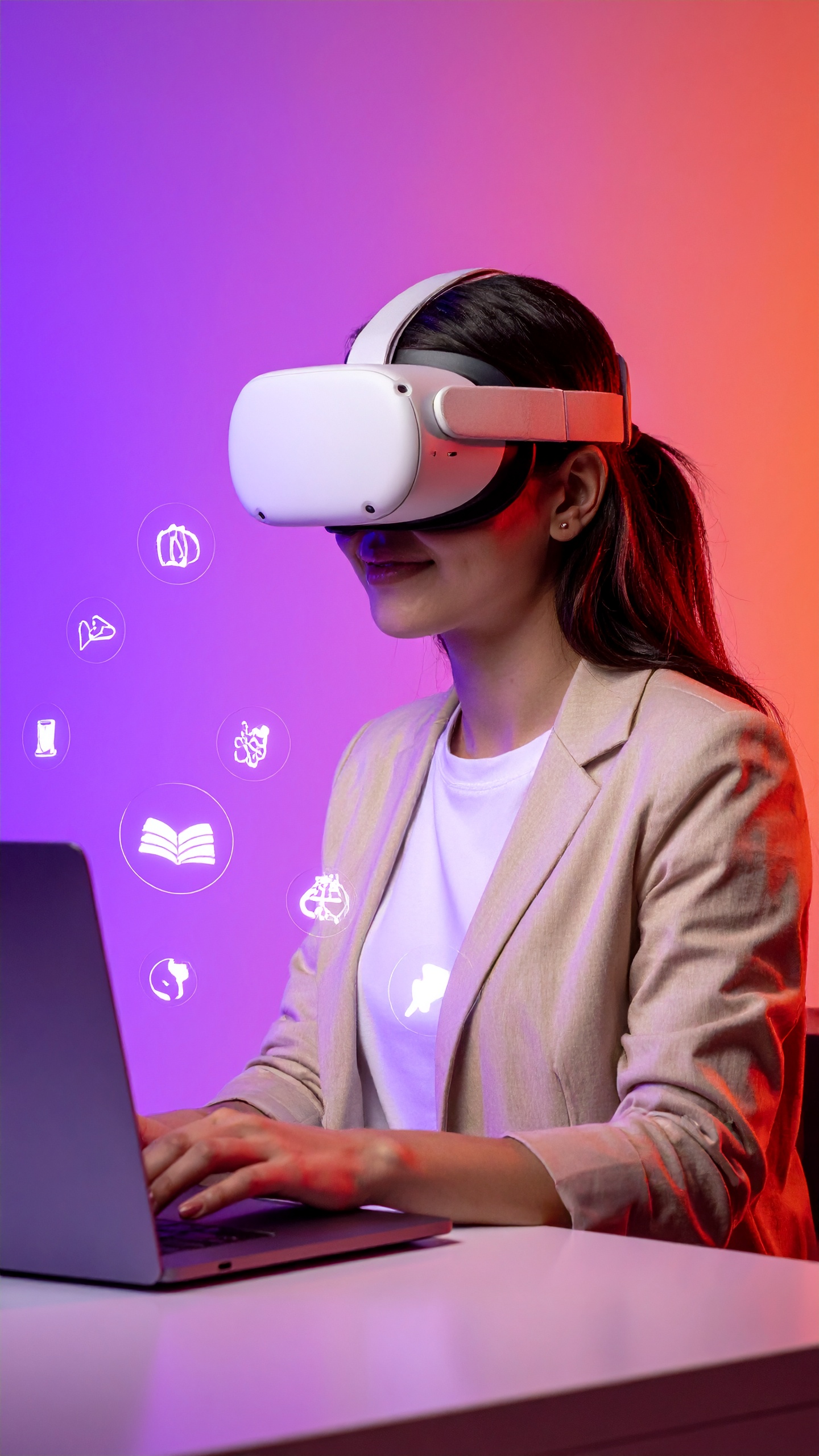 Mulher usando óculos de realidade virtual enquanto trabalha em um laptop moderno. A cena demonstra a integração tecnológica no ambiente de trabalho, permitindo experiências imersivas. As cores vibrantes de fundo, em laranja e roxo, destacam o ambiente inovador e futurista. Ideal para uso em contextos de marketing tecnológico ou apresentações corporativas. Este setup é perfeito para quem busca inovação e eficiência nas tarefas diárias.