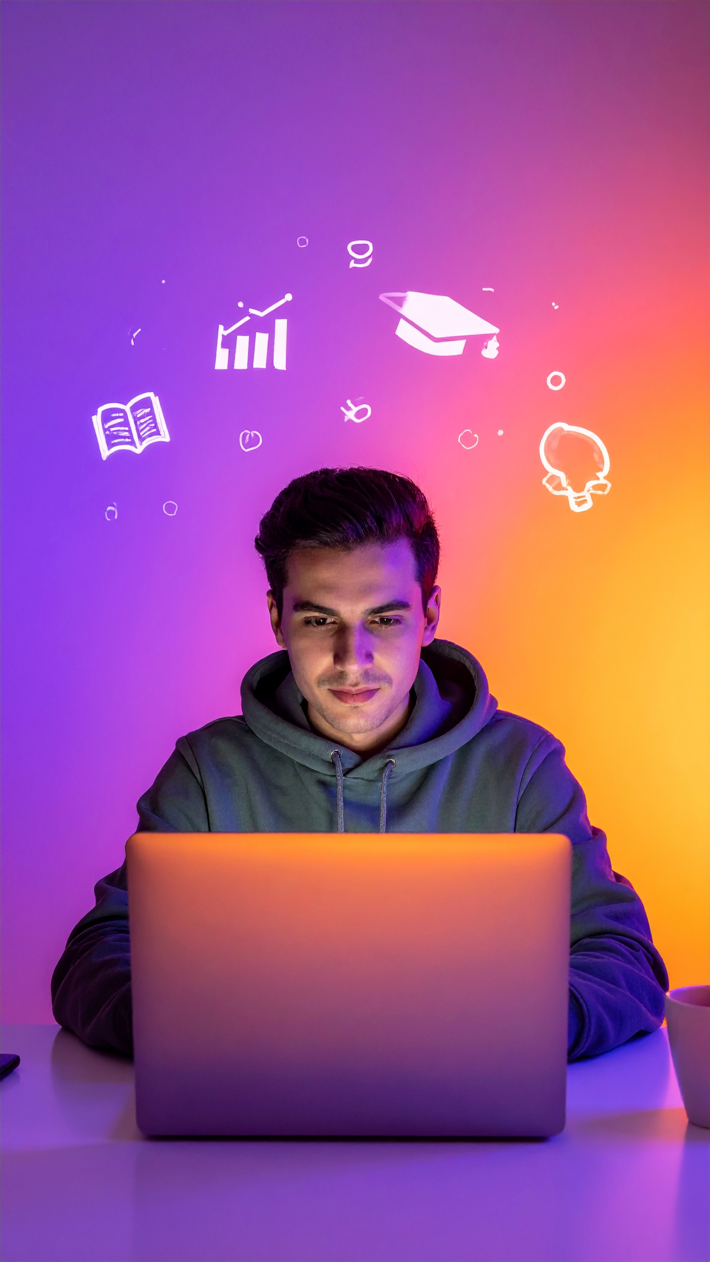 Jovem concentrado em laptop com ícones educacionais iluminados. Ideal para ambientes de estudo e aprendizado digital. Iluminação colorida cria ambiente moderno e inspirador. Perfeito para uso em campanhas de educação e tecnologia. A imagem destaca a fusão entre tecnologia e educação.