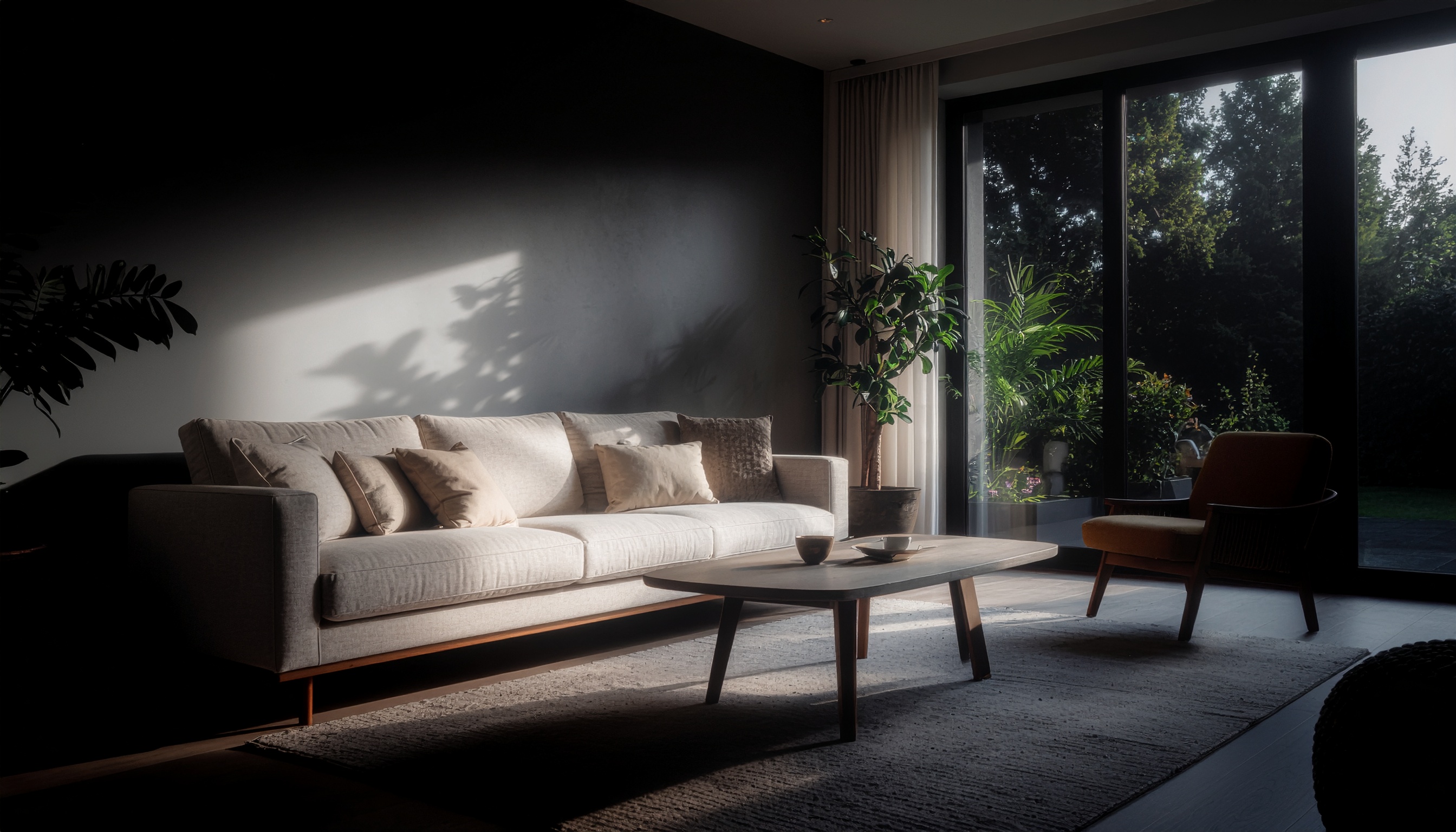 Sala de estar elegante com sofá bege sob luz natural suave, destacando plantas ao redor e uma janela ampla com vista para o jardim. A decoração minimalista e as sombras criam uma atmosfera tranquila e acolhedora. A composição é equilibrada, com uma mesa de centro rústica e cadeiras modernas complementando o design do ambiente.