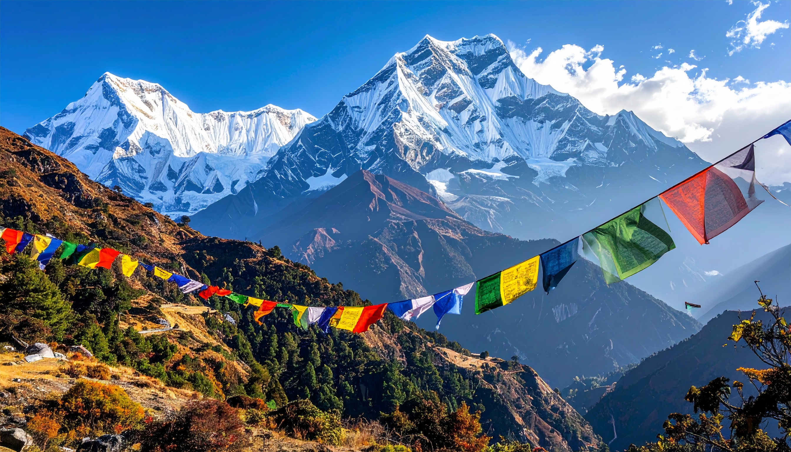 Montanhas majestosas cobertas de neve com bandeiras de oração coloridas ao vento. Esta cena é característica dos Himalaias e simboliza paz e espiritualidade. As cores vibrantes das bandeiras contrastam com o branco das montanhas nevadas, criando uma imagem deslumbrante. Ideal para decoração de espaços que buscam transmitir serenidade e conexão com a natureza. As bandeiras tibetanas adicionam um toque cultural e espiritual único.
