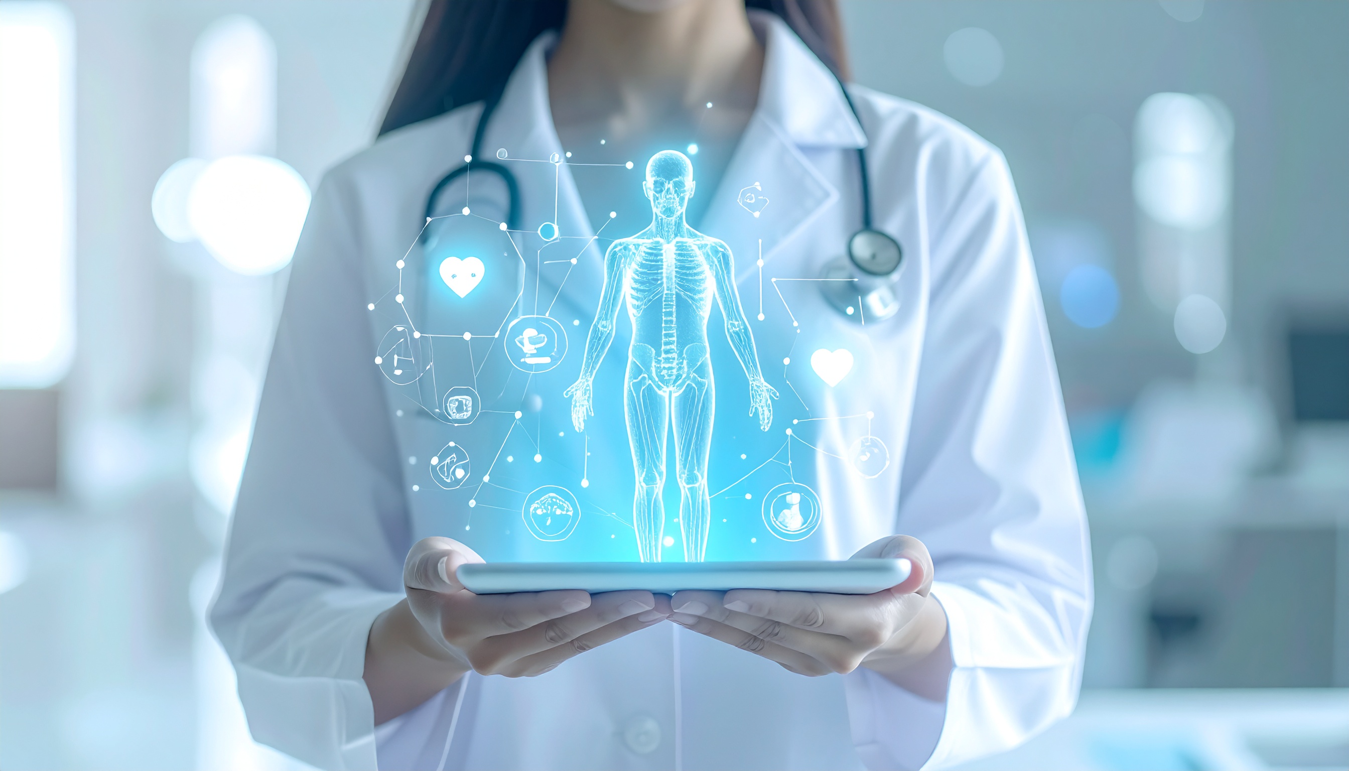 Profissional de saúde segura tablet com holograma médico. Essa tecnologia é usada para diagnósticos e visualização de dados de saúde. A imagem destaca um holograma azul de corpo humano cercado por ícones médicos. Ideal para ambientes hospitalares e clínicas modernas. Reflete inovação e avanço tecnológico no campo da medicina.