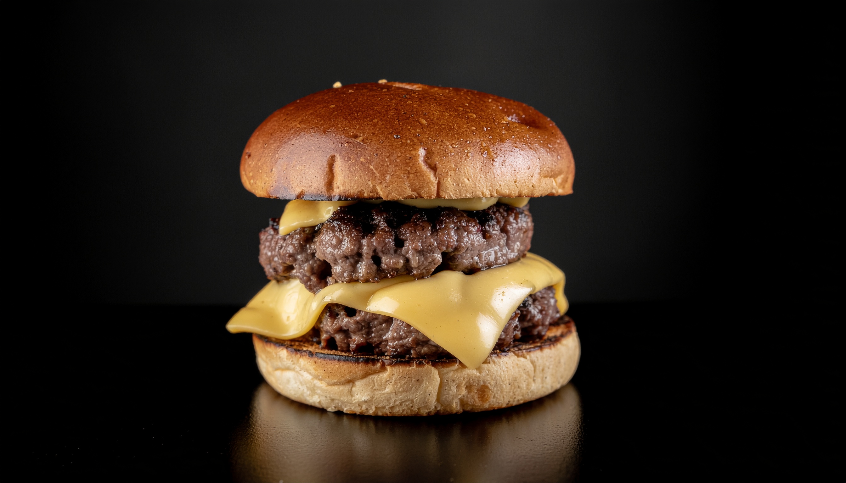 Hambúrguer suculento com duas camadas de carne e queijo derretido, em pão dourado, capturado com iluminação dramática em fundo escuro, destacando texturas e cores ricas da refeição.