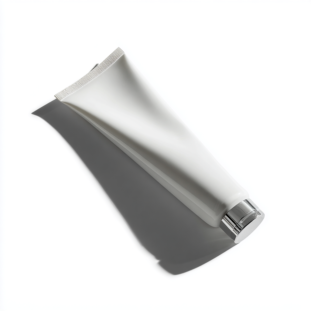 Embalagem minimalista de creme em tubo branco com tampa prateada, iluminado por luz suave, sobre fundo branco, transmitindo simplicidade e elegância no design de produtos cosméticos.