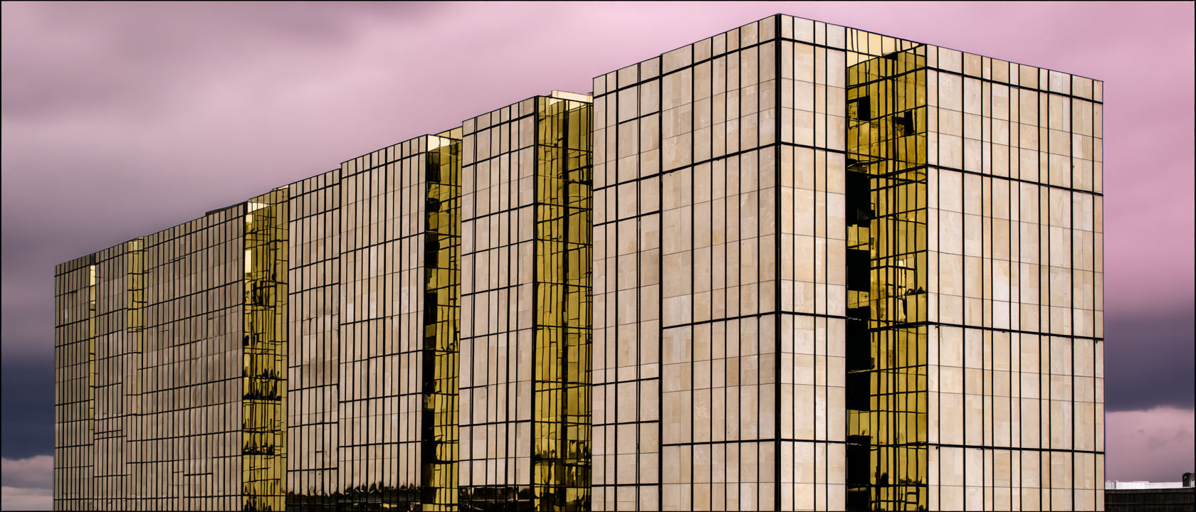 Fachada moderna de edifício corporativo com estrutura de vidro dourado reluzente contra um céu rosa suave, transmitindo uma atmosfera futurista e elegante.
