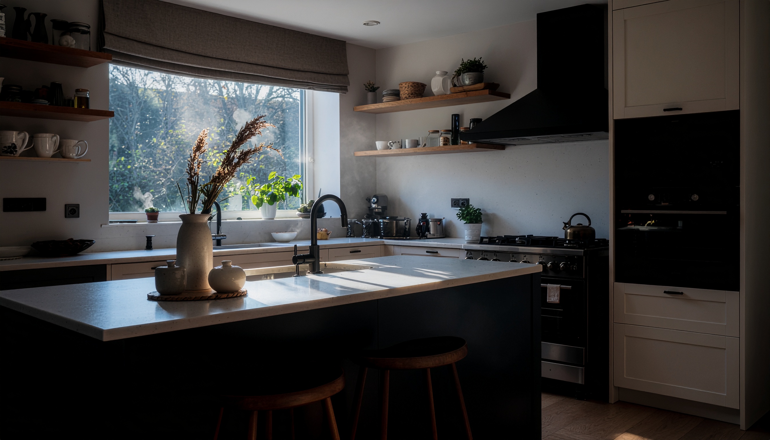 Cozinha moderna iluminada por luz natural, com bancada central de superfície clara e organizada, decorada com vasos e utensílios minimalistas. Prateleiras abertas exibem louças e plantas, enquanto a janela oferece uma vista serena de árvores. O ambiente é acolhedor, com um design funcional e elementos rústicos modernos, realçado pela iluminação suave e tons neutros.