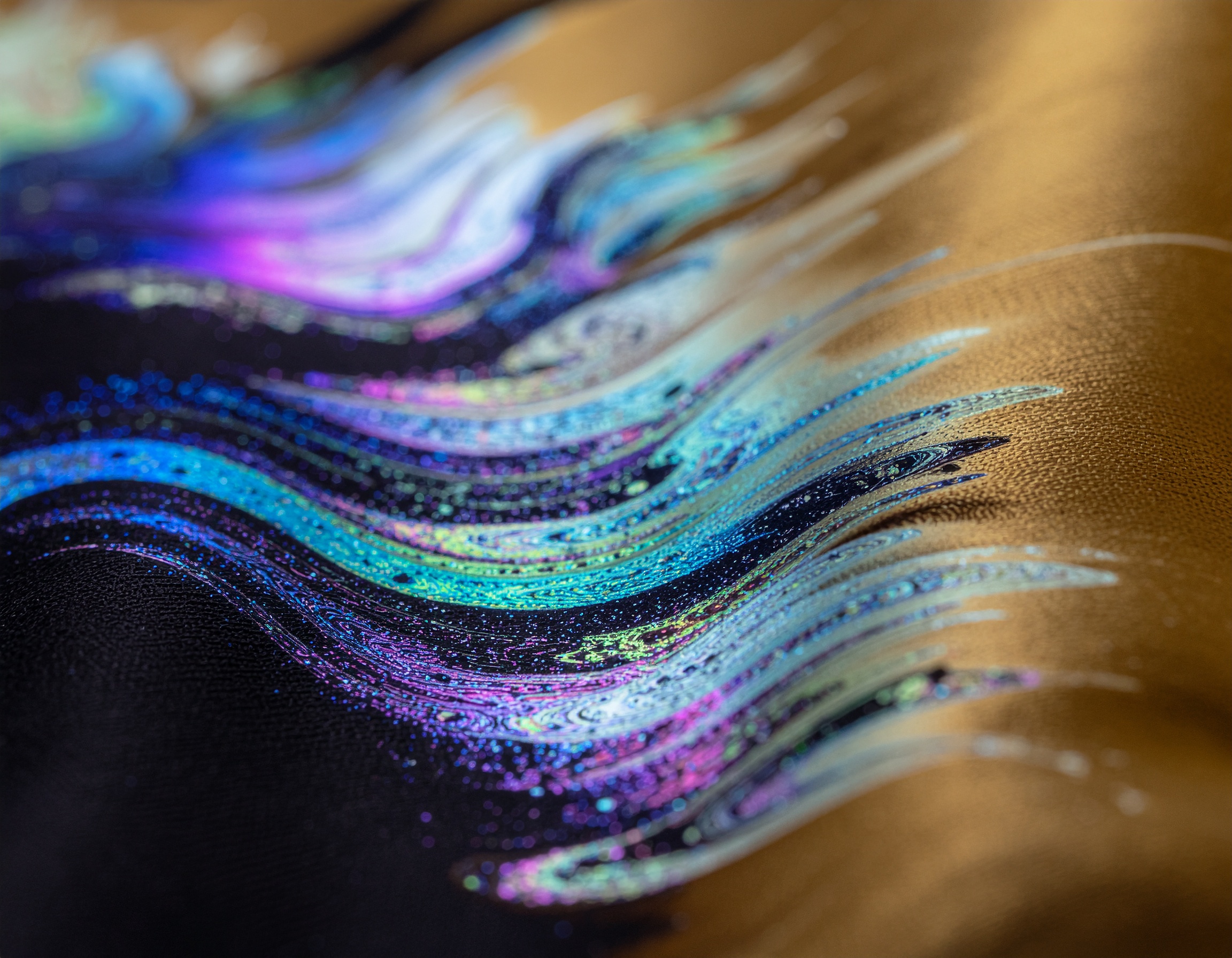 Arte abstrata com linhas fluídas e cores vibrantes sobre fundo dourado. Ideal para decoração de interiores, essa peça traz um toque moderno e sofisticado para qualquer ambiente. As cores iridescentes criam um efeito visual dinâmico que chama a atenção. Perfeita para salas de estar ou escritórios que buscam uma atmosfera contemporânea. Sua combinação de cores e texturas faz dela uma escolha versátil e impactante.