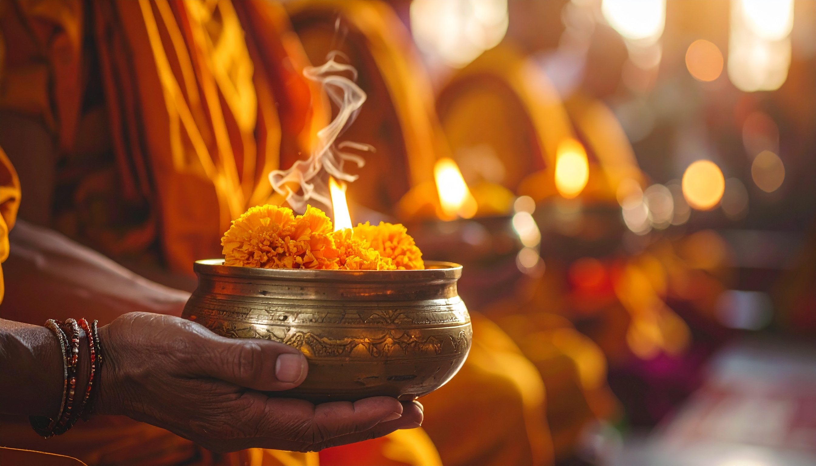 Mãos seguram um pote dourado com flores de calêndula e incenso fumegante, criando uma atmosfera serena. Este cenário é ideal para cerimônias religiosas e práticas meditativas, destacando a importância do ritual e da espiritualidade. O brilho dourado do pote contrasta com as flores vibrantes, simbolizando paz e devoção. Usado em templos ou meditações pessoais, este elemento traz calma e reflexão. A combinação de cores quentes e luz suave intensifica a sensação de tranquilidade e conexão espiritual.