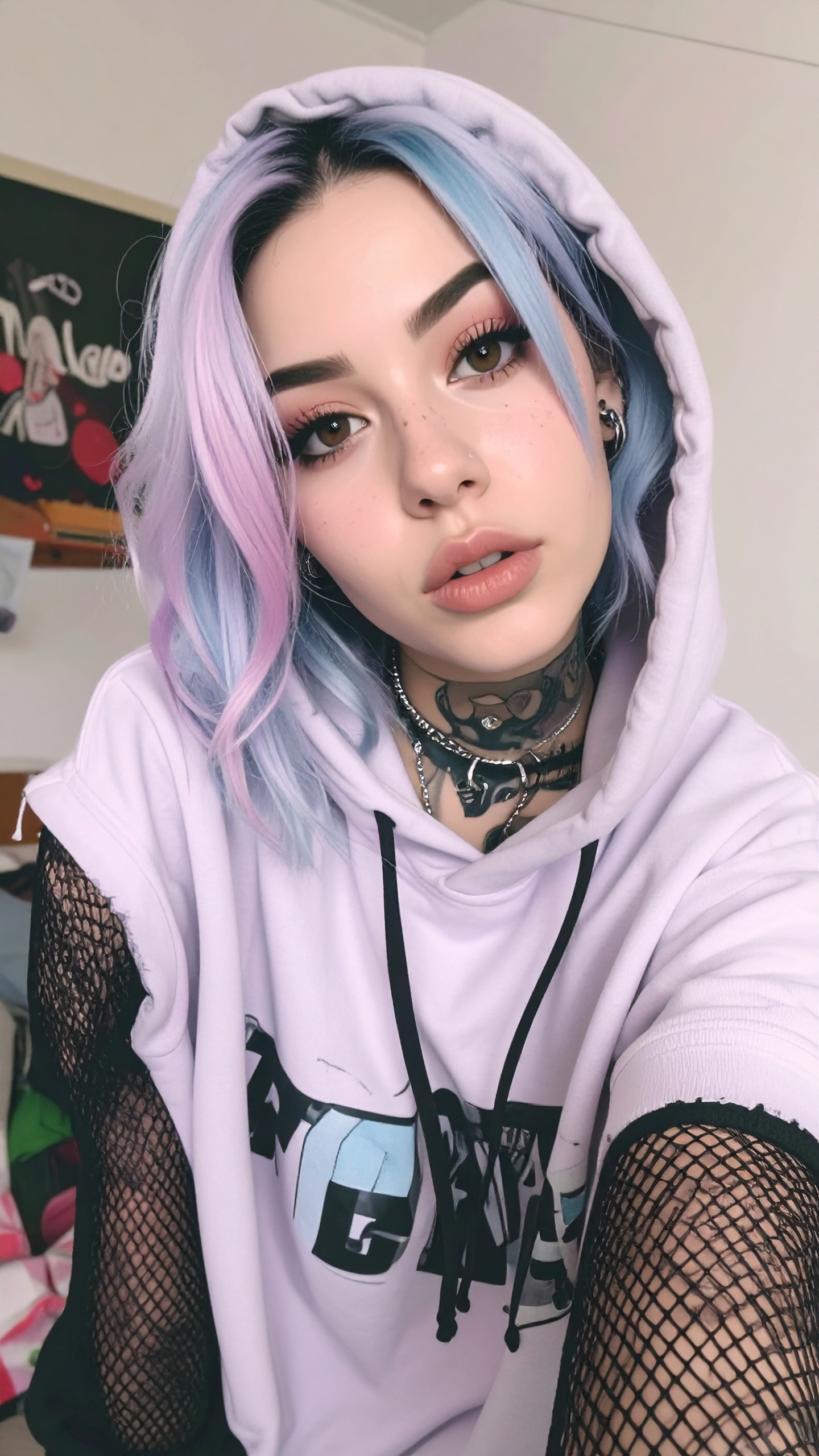 Cabelo colorido em tons de lilás e azul acentua a personalidade criativa e ousada. Ideal para quem busca um estilo diferenciado e expressar individualidade. A combinação de hoodie claro com sobreposição de rede adiciona um toque moderno e alternativo. Perfeito para eventos casuais, festas ou simplesmente para um look diário único. Versatilidade no estilo permite combinações com diferentes acessórios e maquiagens.