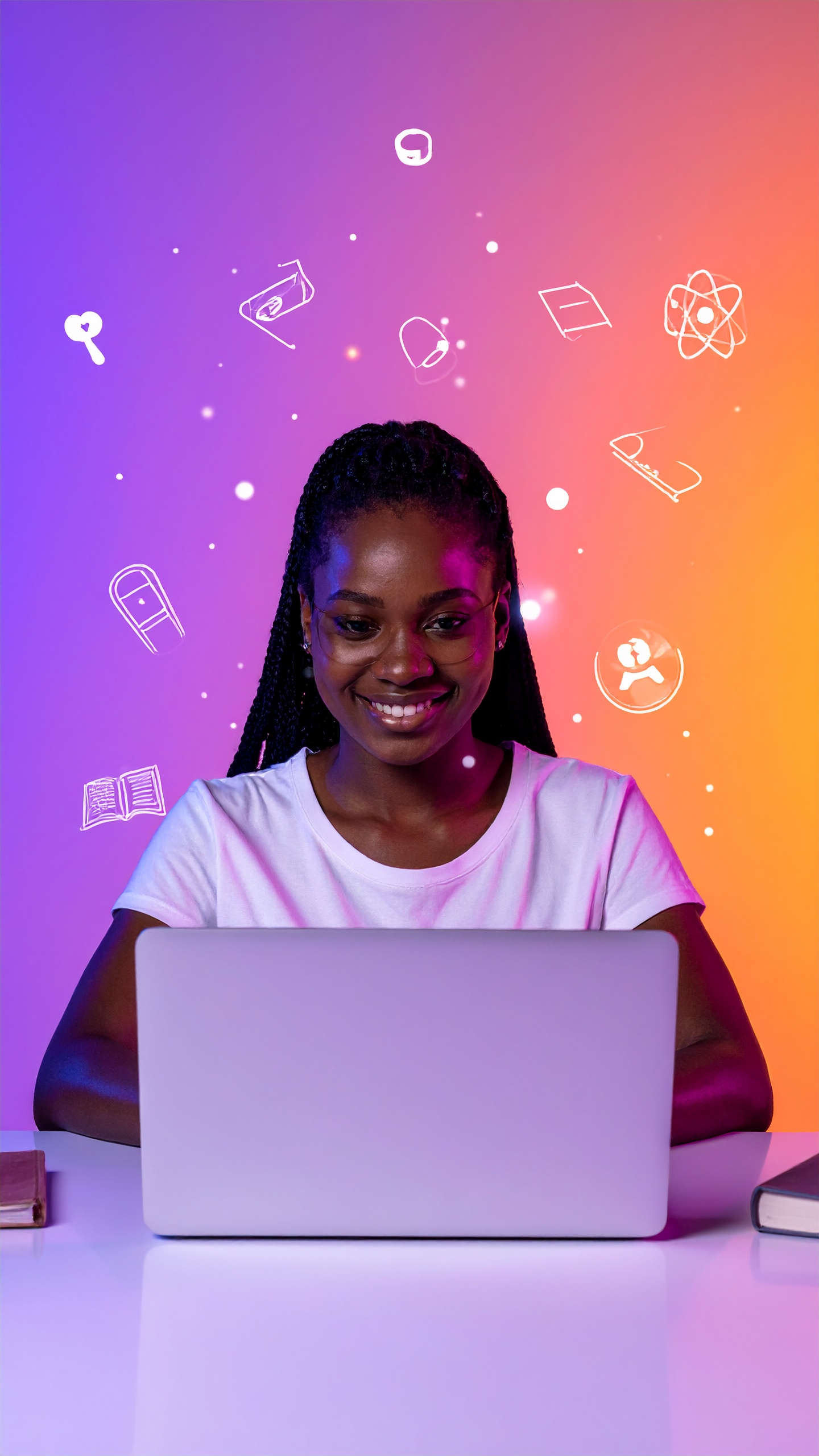 Jovem sorridente trabalhando em laptop com ícones digitais ao fundo. Ideal para destacar ambientes de estudo ou trabalho remoto, promovendo inovação e tecnologia. Combinação de fundo degradê em laranja e roxo com ícones representando educação e ciência. Perfeita para campanhas de marketing sobre educação online e tecnologia. A imagem transmite modernidade e dinamismo no contexto digital.