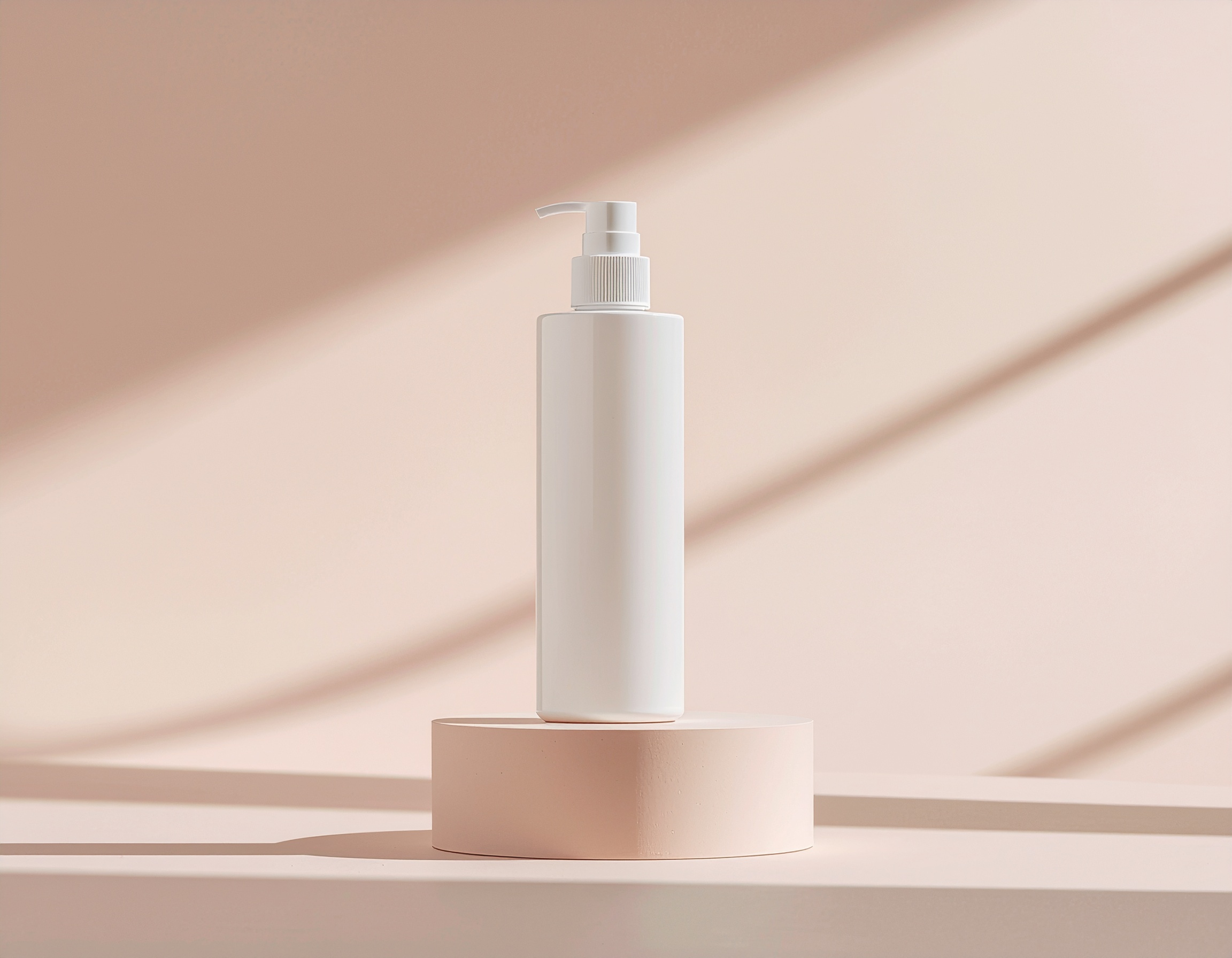 Em um fundo de tons pastéis rosa claro, um frasco minimalista branco com dispenser está sobre uma base cilíndrica, com sombras suaves criando linhas diagonais elegantes.