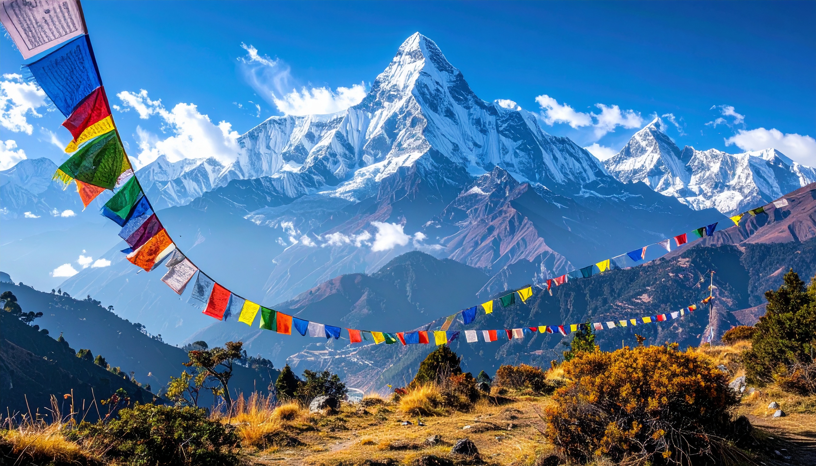 Montanhas majestosas cobertas de neve sob um céu azul vibrante. Esta cena impressionante é ideal para quem busca inspiração em paisagens naturais. Bandeiras de oração coloridas flutuam ao vento, adicionando um toque cultural. Uma escolha perfeita para decoração de ambientes zen ou para amantes de fotografia de viagem. Captura a serenidade e a grandiosidade da natureza de forma única.