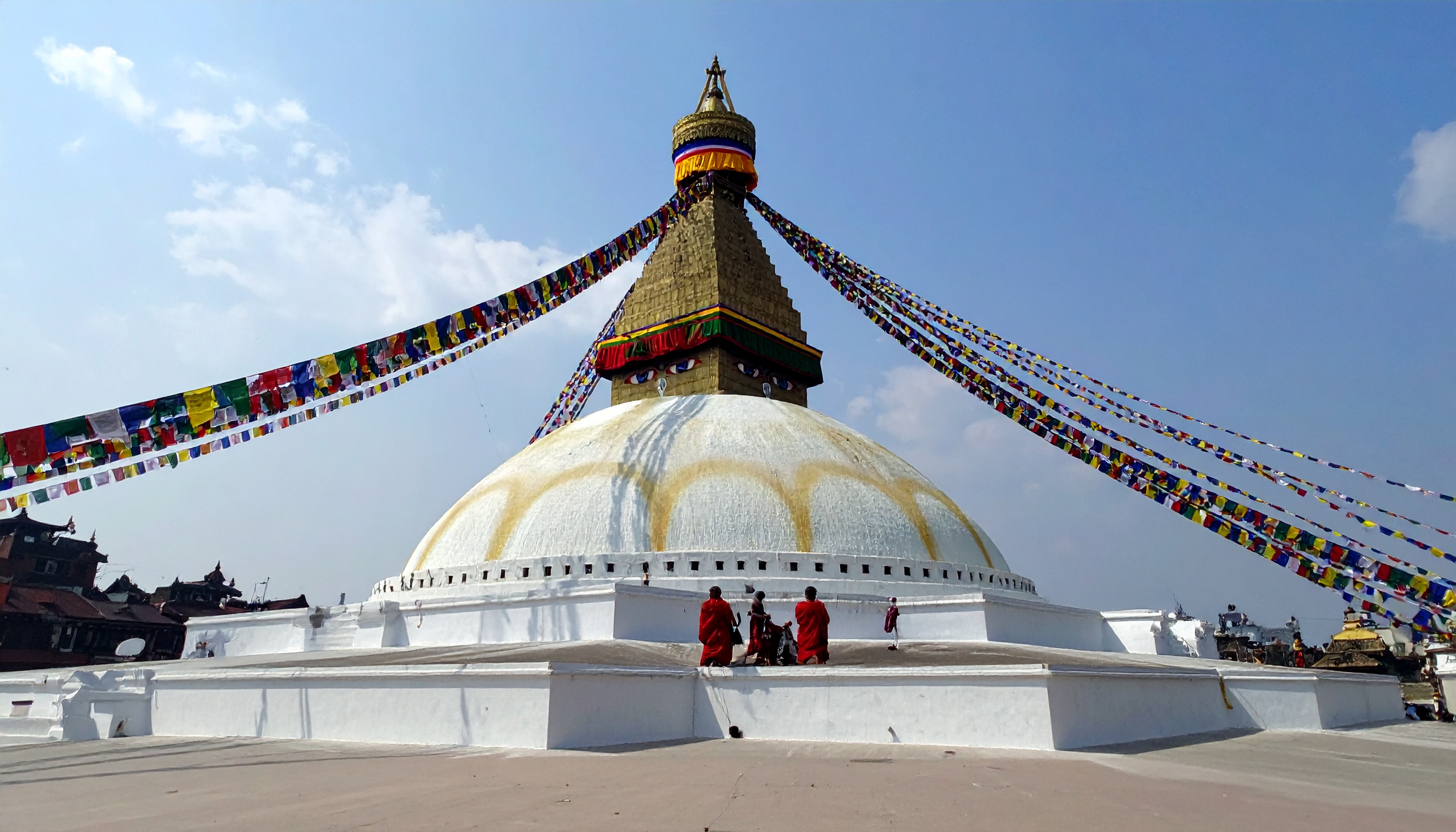 O Stupa de Boudhanath em Kathmandu é uma impressionante estrutura budista conhecida por sua cúpula imensa e olhos pintados que parecem vigiar os arredores. Este local sagrado serve como ponto de meditação e peregrinação, atraindo visitantes de todo o mundo. Cores vibrantes de bandeiras de oração flutuando ao vento agregam uma dimensão espiritual e esteticamente atrativa à cena. Ideal para quem busca paz interior ou deseja explorar a rica herança cultural do Nepal. Uma visita a este stupa pode oferecer uma experiência de transformação pessoal e conexão espiritual.