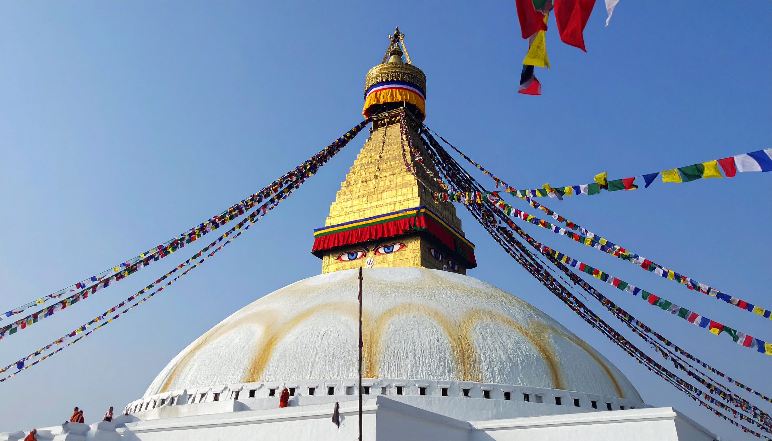 O Boudhanath Stupa é uma estrutura budista icônica localizada em Katmandu, Nepal. Utilizado como local de peregrinação e meditação, atrai visitantes de todo o mundo. A cúpula branca gigante e o topo dourado, adornado com olhos expressivos e bandeiras de oração coloridas, conferem uma atmosfera espiritual única. Ideal para visitar em momentos de busca interior ou interesse por cultura budista. O Stupa representa a paz e a harmonia, sendo um símbolo de fé e devoção.