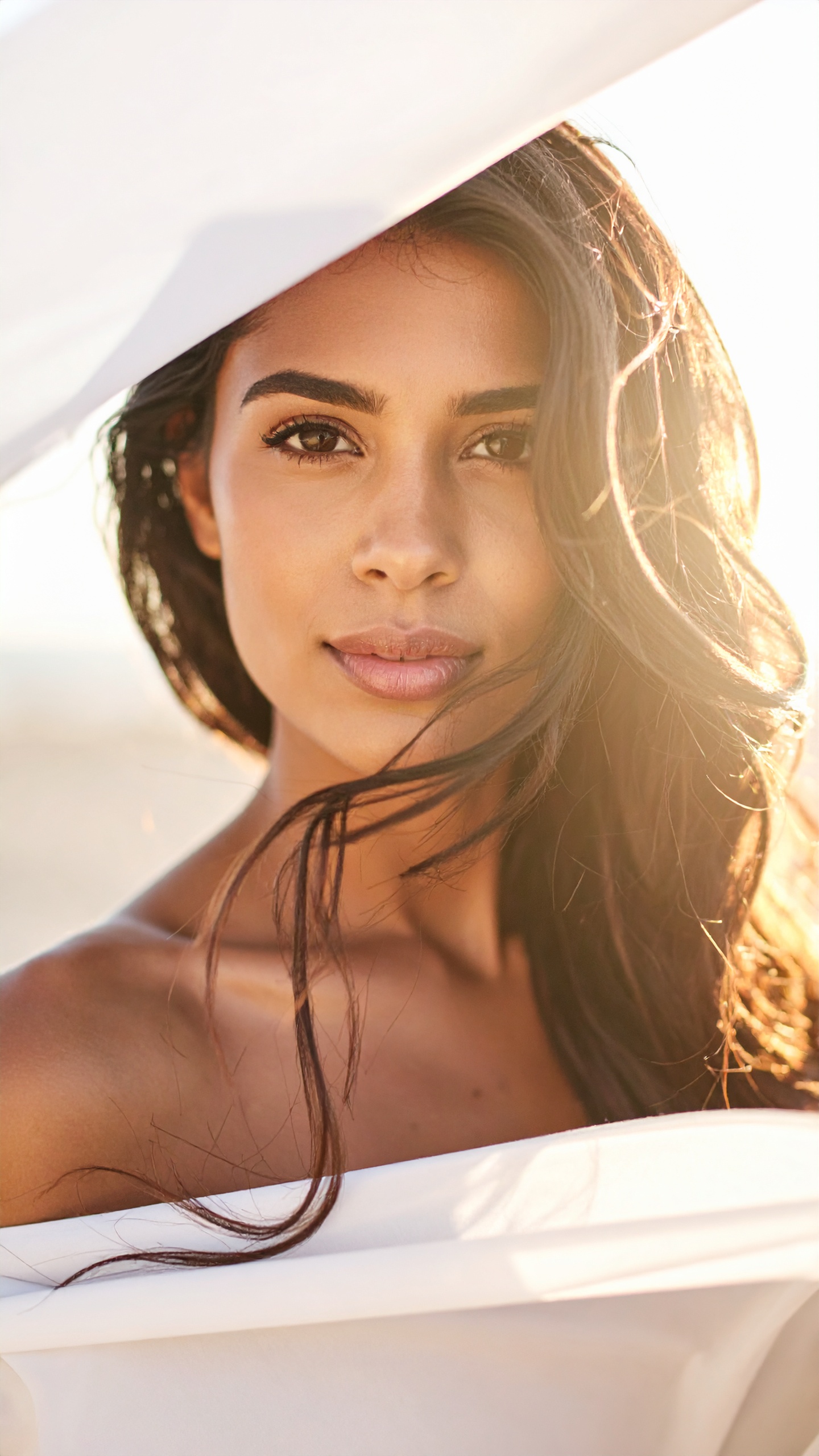 Retrato de mulher com luz suave do sol incidindo sobre seu rosto, criando um efeito luminoso e natural. Ideal para campa