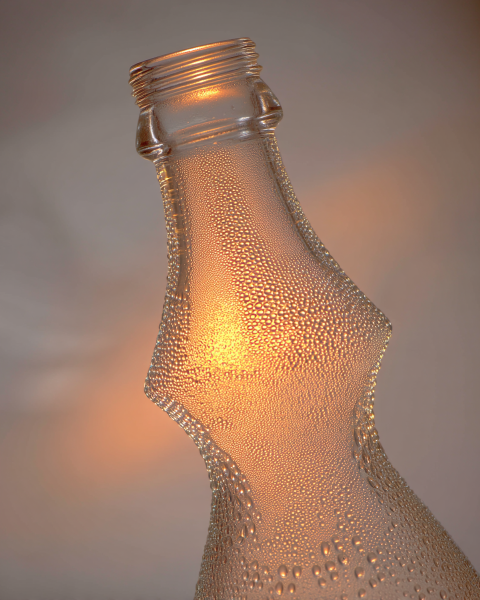 Garrafa de vidro coberta de gotículas de condensação, iluminada por uma luz quente que destaca sua textura detalhada. A composição foca na curva elegante da garrafa, em um fundo desfocado que cria uma atmosfera suave e etérea. Fotografia em close-up com ênfase nos detalhes e iluminação uniforme.