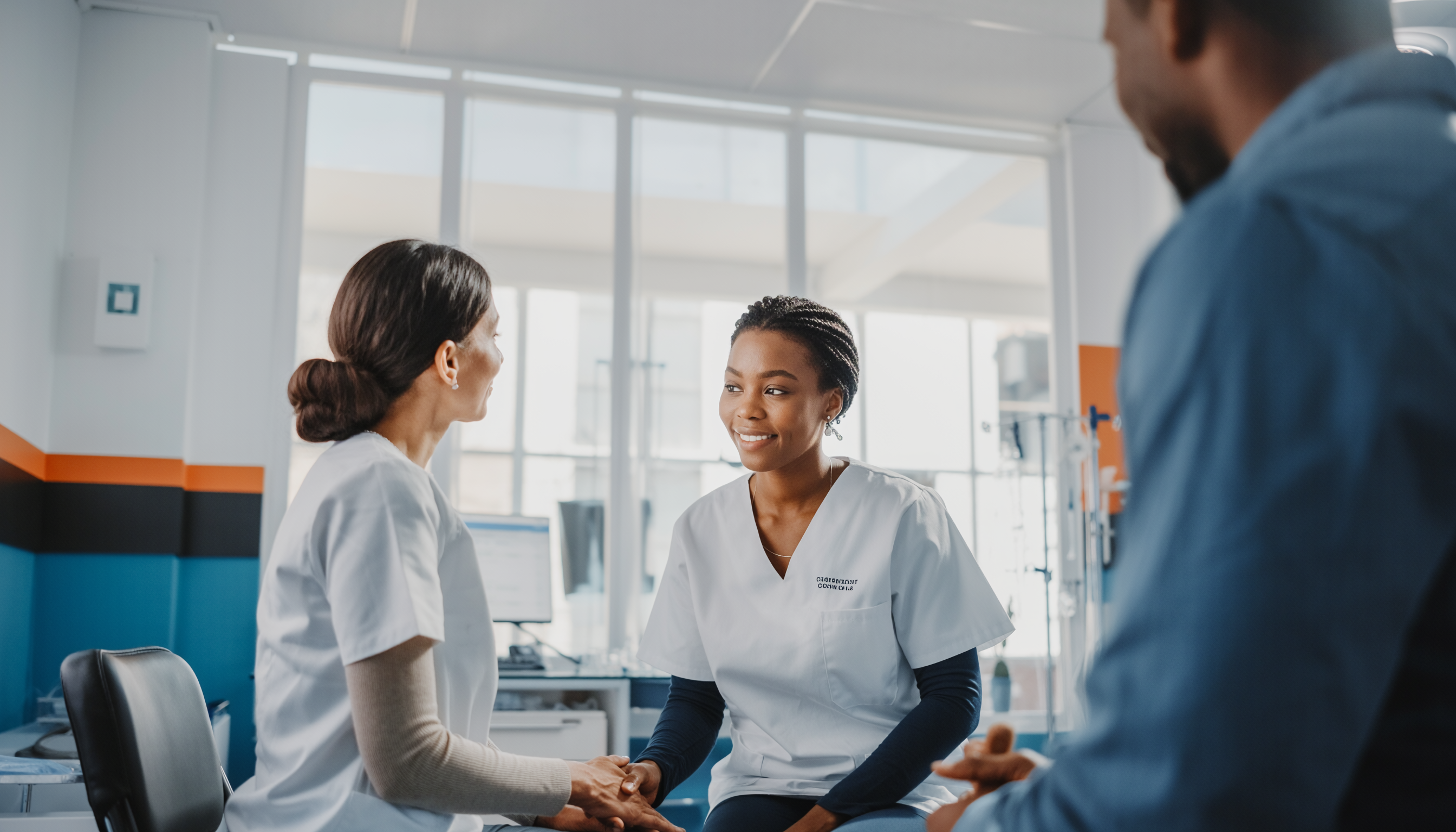 Dois profissionais de saúde em uniformes brancos conversam em um ambiente hospitalar moderno e bem iluminado, transmitindo uma atmosfera de cuidado e compreensão. A luz natural entra pelas grandes janelas, criando um ambiente acolhedor e profissional, com foco suave e composição equilibrada.